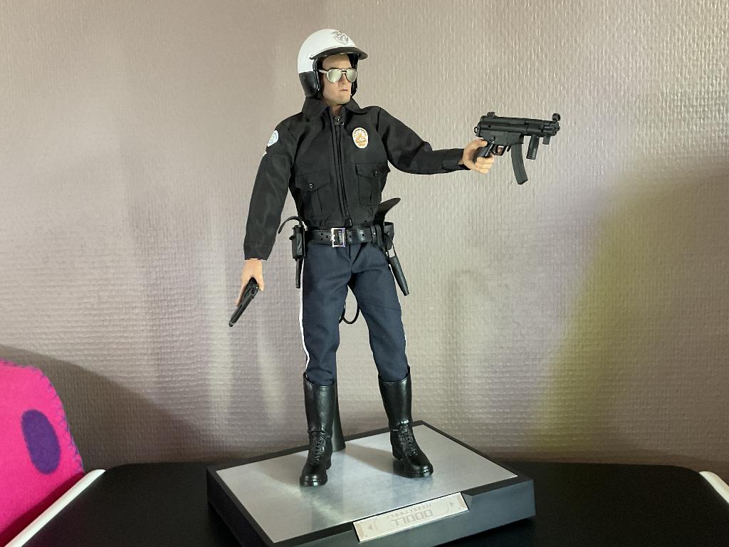 Terminator T-1000 motorcycle cop 1/6 Present toys, Ophalen of Verzenden, Actiefiguur of Pop