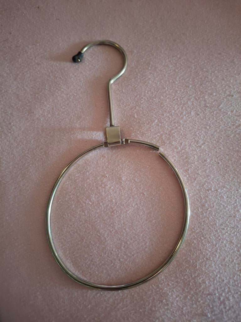 Metalen riemenhanger - handig en ruimtebesparend, Ophalen of Verzenden, Gebruikt, Metaal, Overige typen