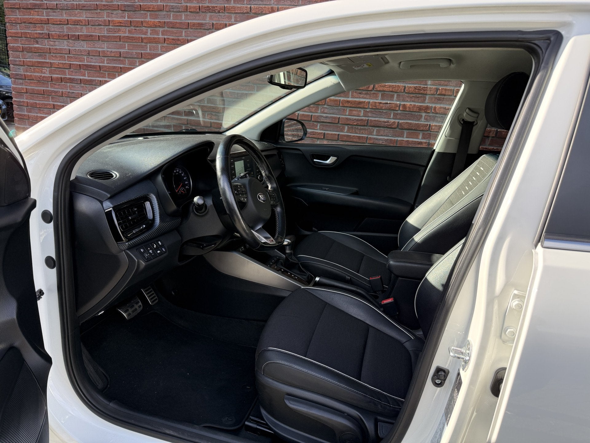 Kia Rio 1.0 TGDI GT-Line 120pk Automaat Stoel + Stuurverw. A, Auto's, 12 maanden, Gebruikt, Zwart, Leder en Stof