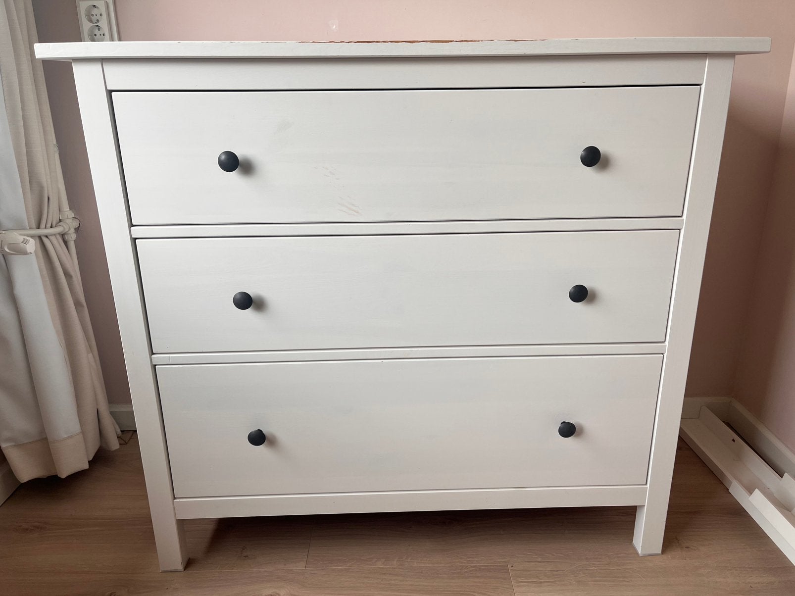 Hemnes ladekast, 3 lades, wit gebeitst 108x96 cm, Huis en Inrichting, Kasten | Ladekasten, Ophalen, 5 laden of meer, Zo goed als nieuw