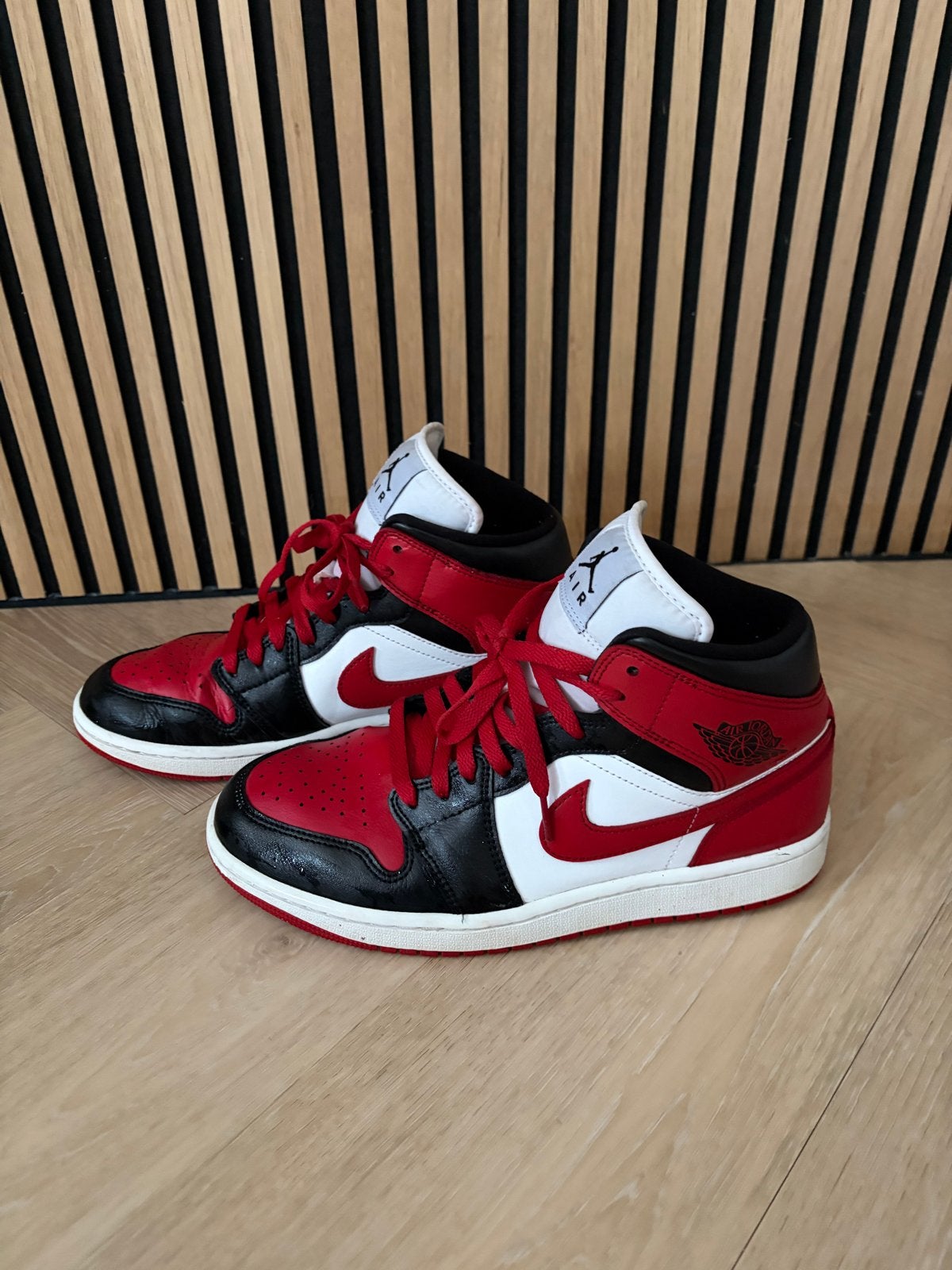 Originele Nike Air Jordan 1 Mid - Zo goed als nieuw - Maat 4, Kleding | Heren, Schoenen, Ophalen, Overige kleuren, Sneakers of Gympen