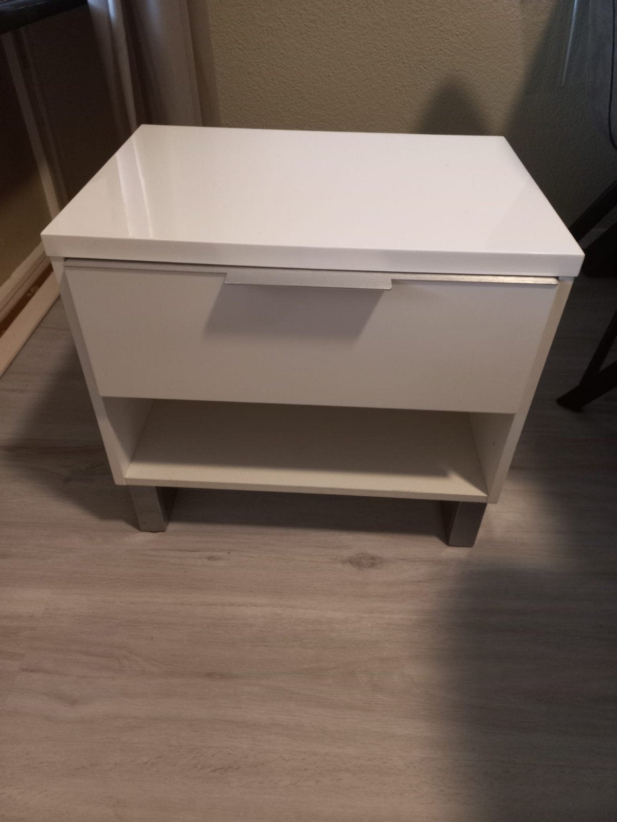 Wit nachtkastje/ ladekastje met lade en open vak, Ophalen, Gebruikt, 55 tot 70 cm, 45 tot 65 cm