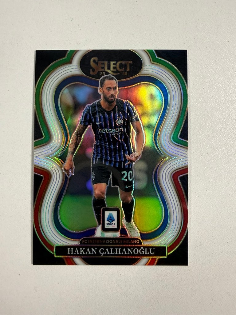 113 Hakan Calhanoglu Multi-Color Select Serie A 2025-26, Ophalen of Verzenden, Nieuw, Buitenlandse clubs, Poster, Plaatje of Sticker