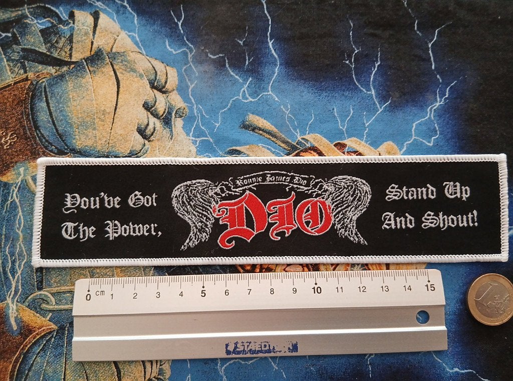 Dio vrij mooie stand up and shout strip patch 82--5 x 21 cm, Verzamelen, Ophalen of Verzenden, Nieuw, Kleding