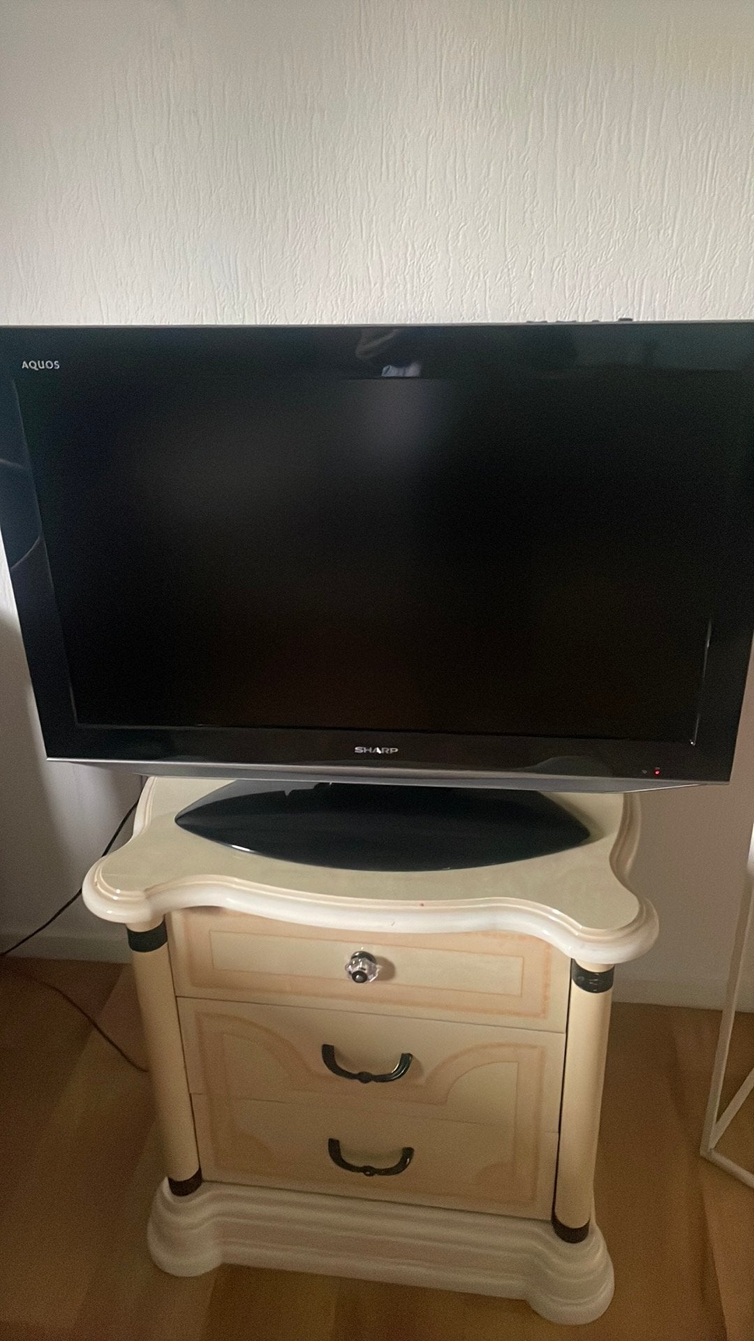 Tv sharp met afstandsbediening 80 cm breed shertogenbosch, Audio, Tv en Foto, Televisies, Ophalen, Gebruikt