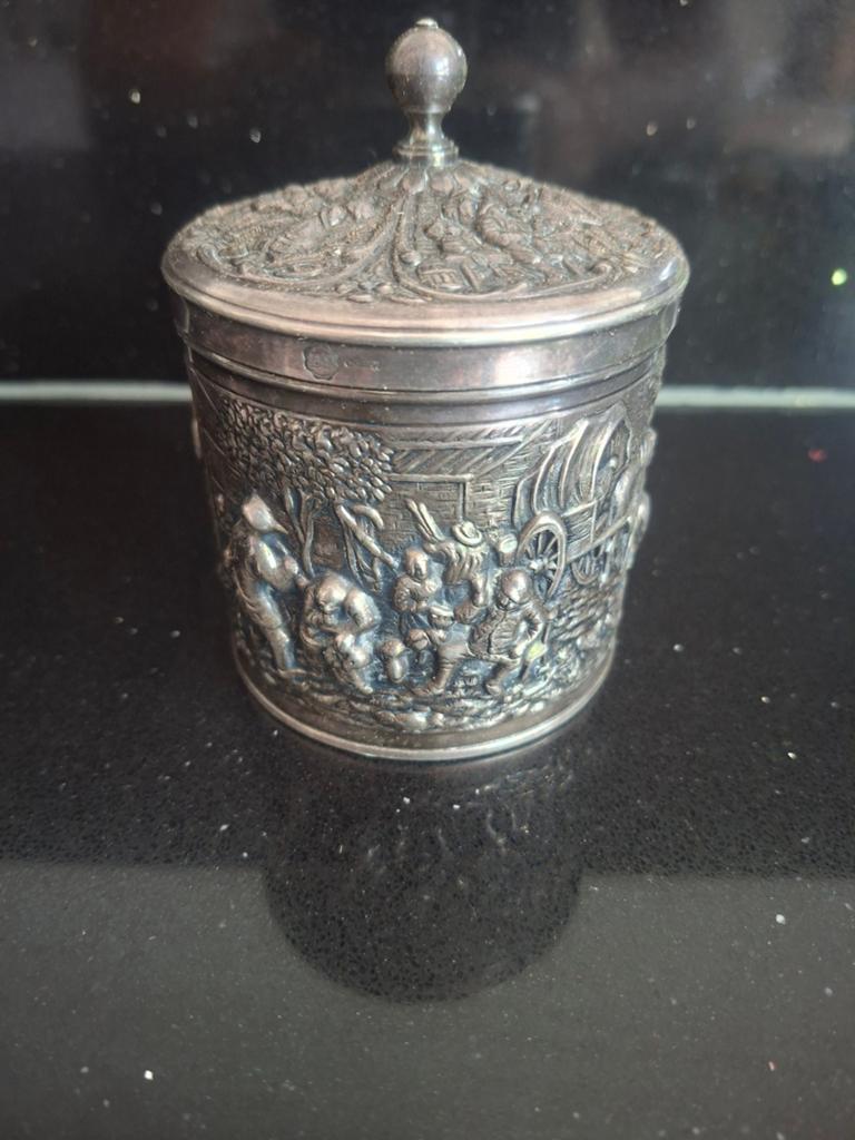 Verzilverd theebusje met oud Hollands tafereel, Antiek en Kunst, Ophalen of Verzenden, Zilver