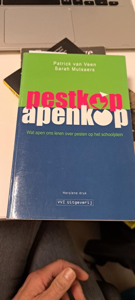 Pestkop Apenkop - Wat apen ons leren over pesten, Ophalen of Verzenden, Zo goed als nieuw, Patrick van Veen & Sarah Mutsaers