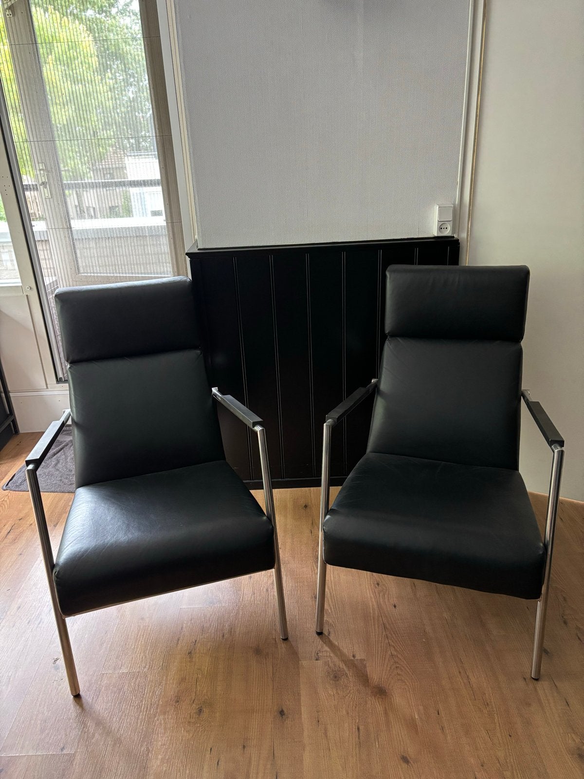 Set van 2 zwarte leren fauteuils met chromen frame, Ophalen, Gebruikt, Twee, Zwart