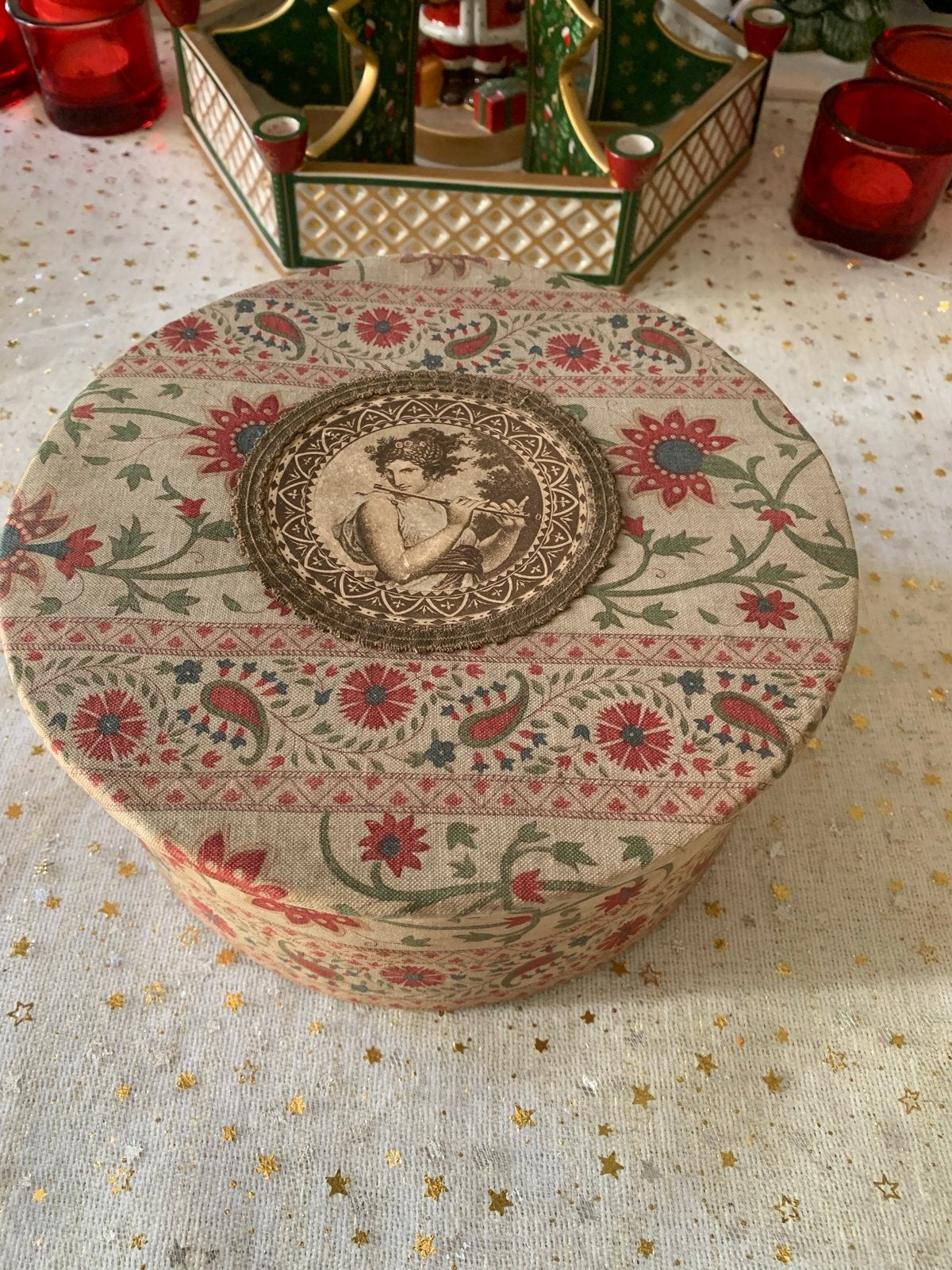 Oude stoffen doos met medaillon, bloemenpatroon, Ophalen of Verzenden