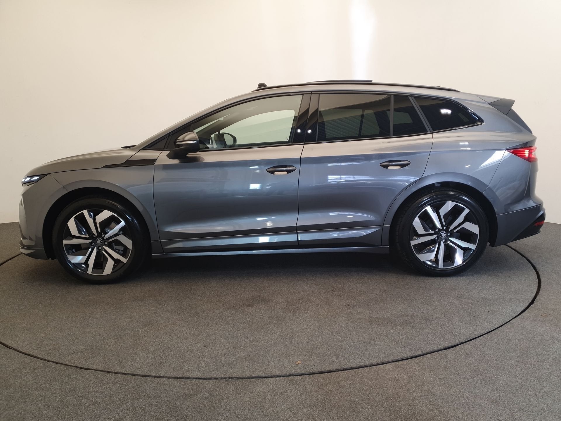 Skoda Enyaq 85 Sportline 82 kWh 286pk Wegklapbare trekhaak,, Automaat, 12 maanden, Achterwielaandrijving, Alcantara