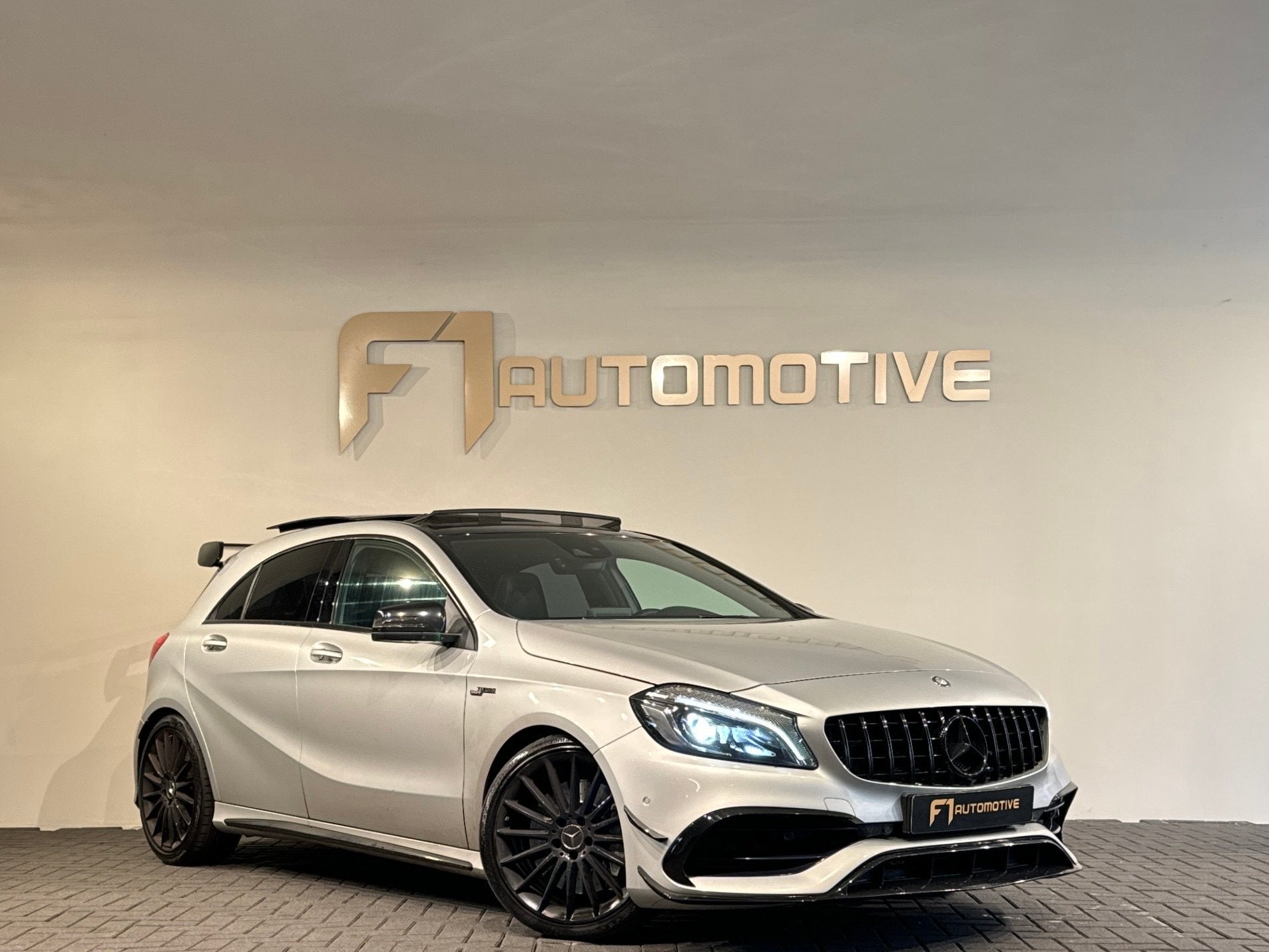 Mercedes-Benz A-klasse AMG 45 4MATIC Pano|Memory|H/K|Aero|Sf, Auto's, Automaat, Dealer onderhouden, Gebruikt, 4 cilinders