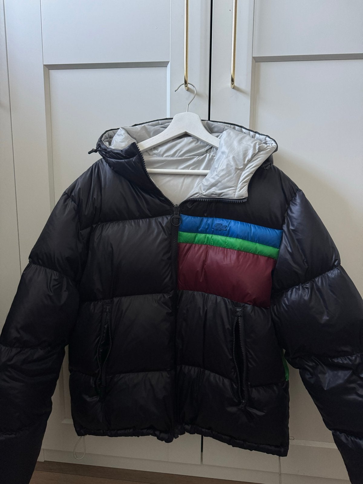 Lacoste pufferjack met gekleurde strepen, zo goed als nieuw, Kleding | Heren, Ophalen of Verzenden, Zo goed als nieuw, Zwart