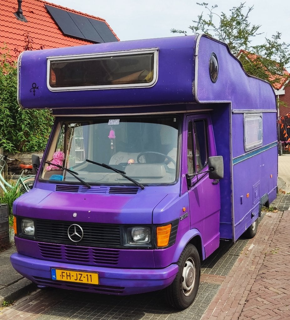 Unieke paarse Mercedes-Benz Alkoof camper met fietsendrager, Chemisch toilet, Standaard zit, Alkoof, Mercedes-Benz