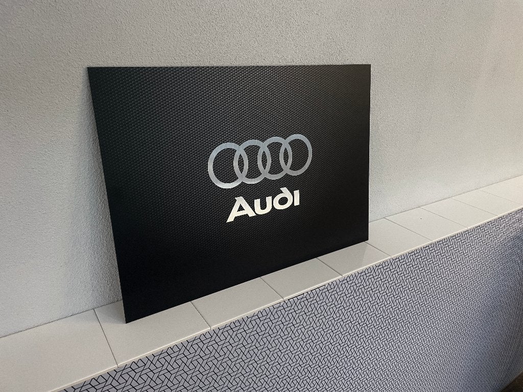 Reclamebord Audi logo, aluminium, carbonlook, 57x40cm, Verzamelen, Ophalen of Verzenden, Nieuw, Auto's