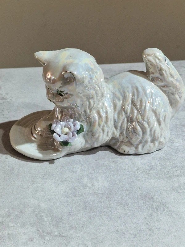 Vintage Parelmoer Porseleinen Katje met Bloem Beeldje, Ophalen of Verzenden, Zo goed als nieuw, Dier