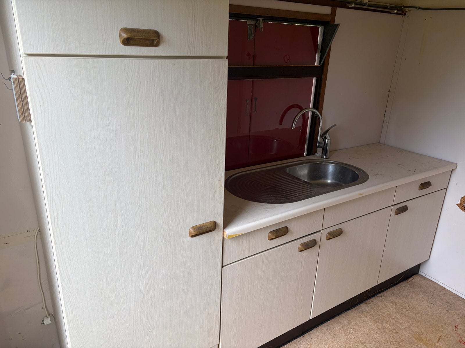 gebruikte keuken met spoelbak en kraan, Ophalen, Gebruikt, Enkelwandige keuken, Kunststof
