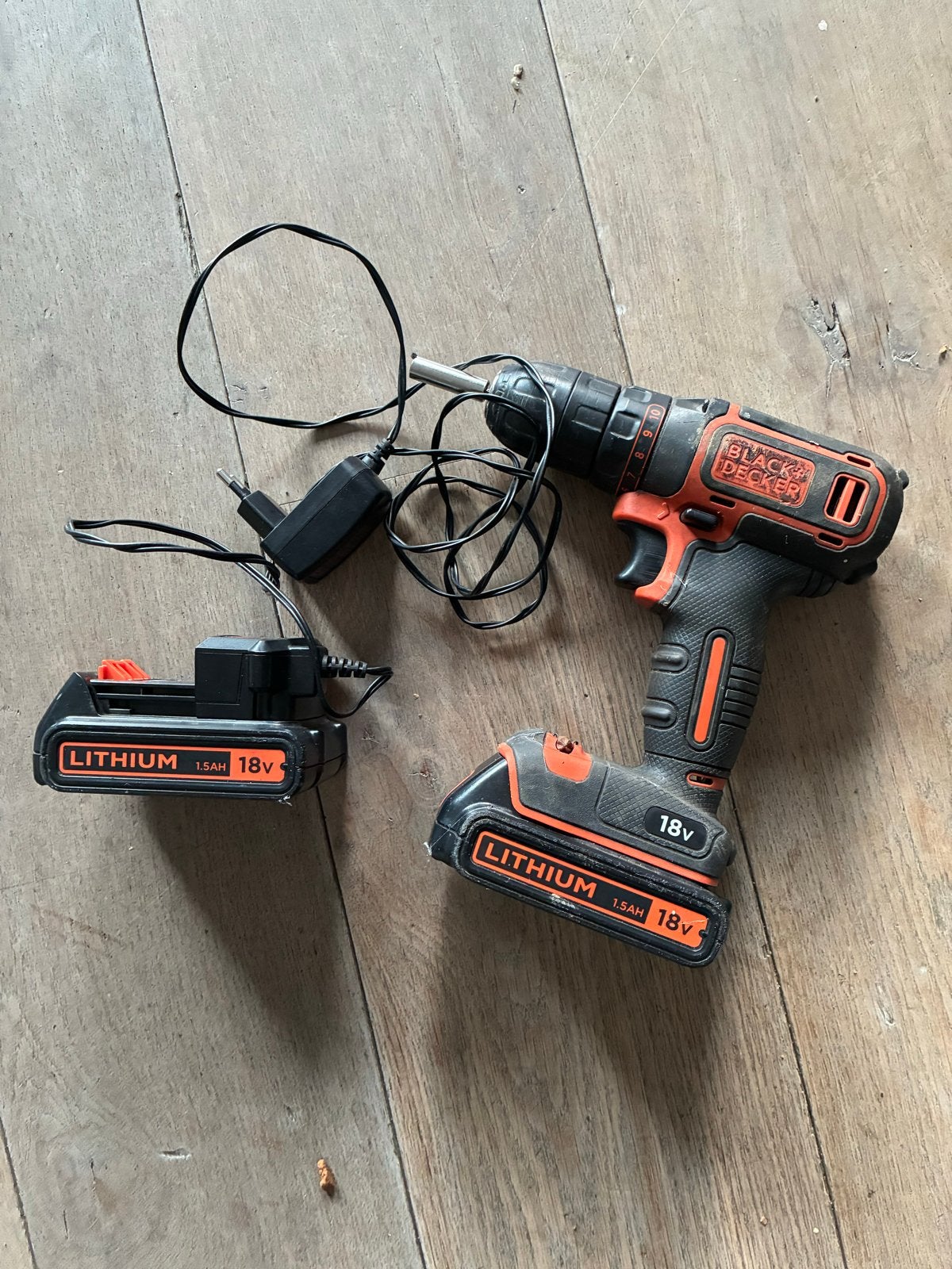 Black+Decker 18V Accuboormachine met 2 accu's en lader, Doe-het-zelf en Verbouw, Ophalen of Verzenden, Gebruikt, 600 watt of meer