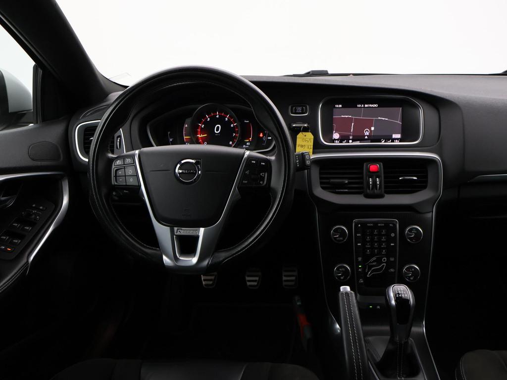 Volvo V40 2.0 T4 190 PK R-DESIGN SPORT + AFN. TREKHAAK | LED, Voorwielaandrijving, Gebruikt, Euro 6, Zwart