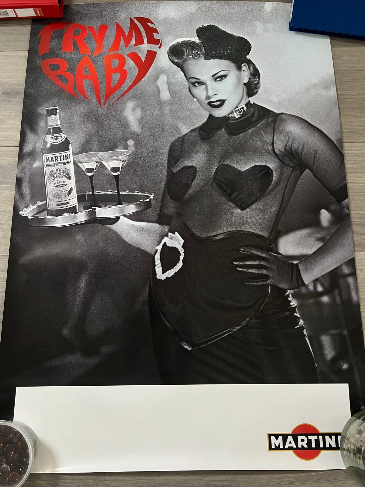 Martini 'Try Me Baby' Poster - Zwart-wit met rood accent, Verzamelen, Ophalen, Deurposter of groter, Overige onderwerpen, Rechthoekig Staand