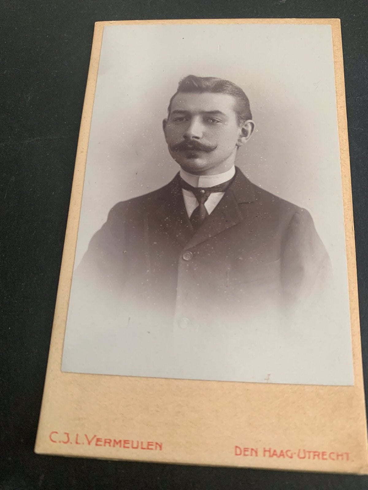cdv carte de visite jongeman snor Vermeulen Den Haag Utrecht, Verzenden, Voor 1940, Zo goed als nieuw, Foto