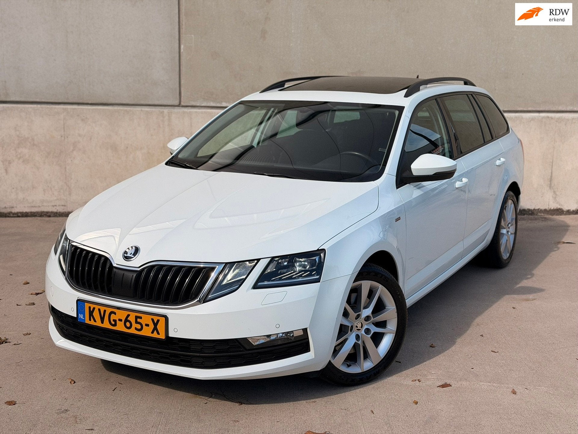 Skoda Octavia Combi 1.8 TSI 4x4 DSG Pano Trekhaak CarPlay El, Dealer onderhouden, Stof, Gebruikt, Wit