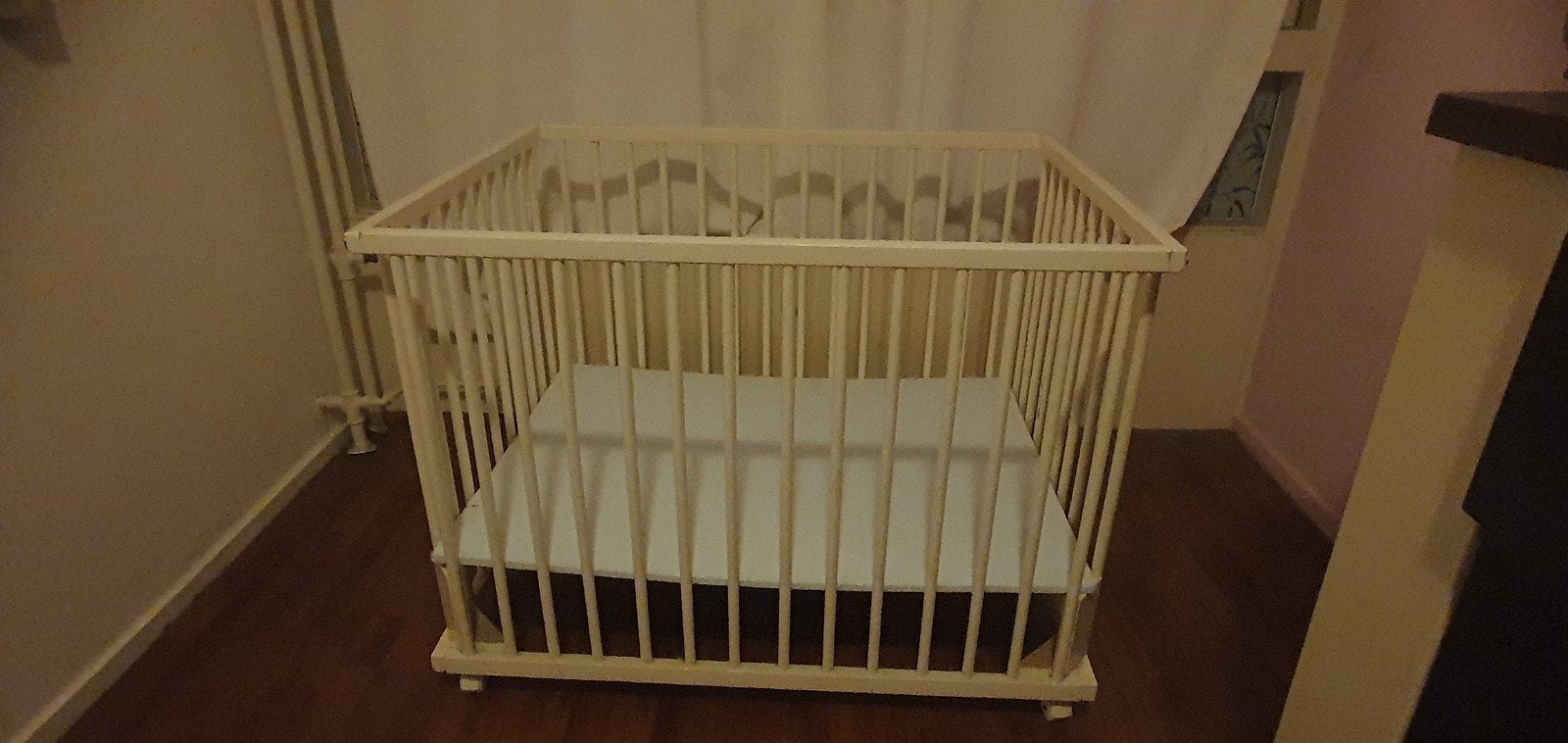 Witte houten box met wieltjes en verstelbare bodem, Kinderen en Baby's, Boxen, Ophalen, Gebruikt, Vierkant, In hoogte verstelbaar