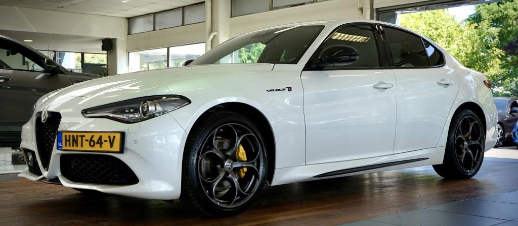 Alfa Romeo Giulia 2.0 T Veloce ti | 280 PK | | Carbon Elemen, Lichtsensor, 4 cilinders, 1505 kg, Wit