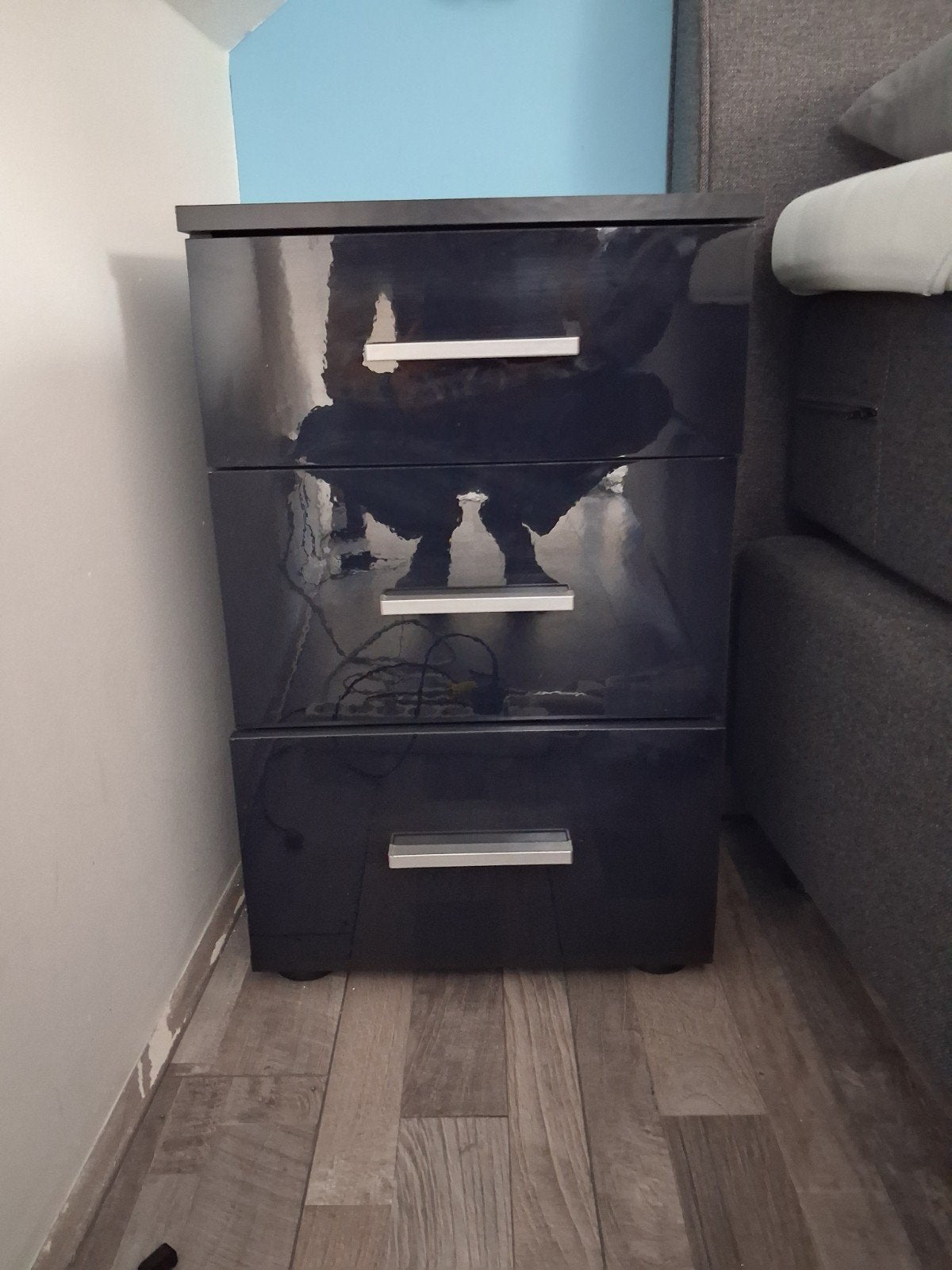 Nachtkastje gloednieuw - gratis af te halen voor een krat bi, Huis en Inrichting, Minder dan 45 cm, Nieuw, Hout, 55 tot 70 cm