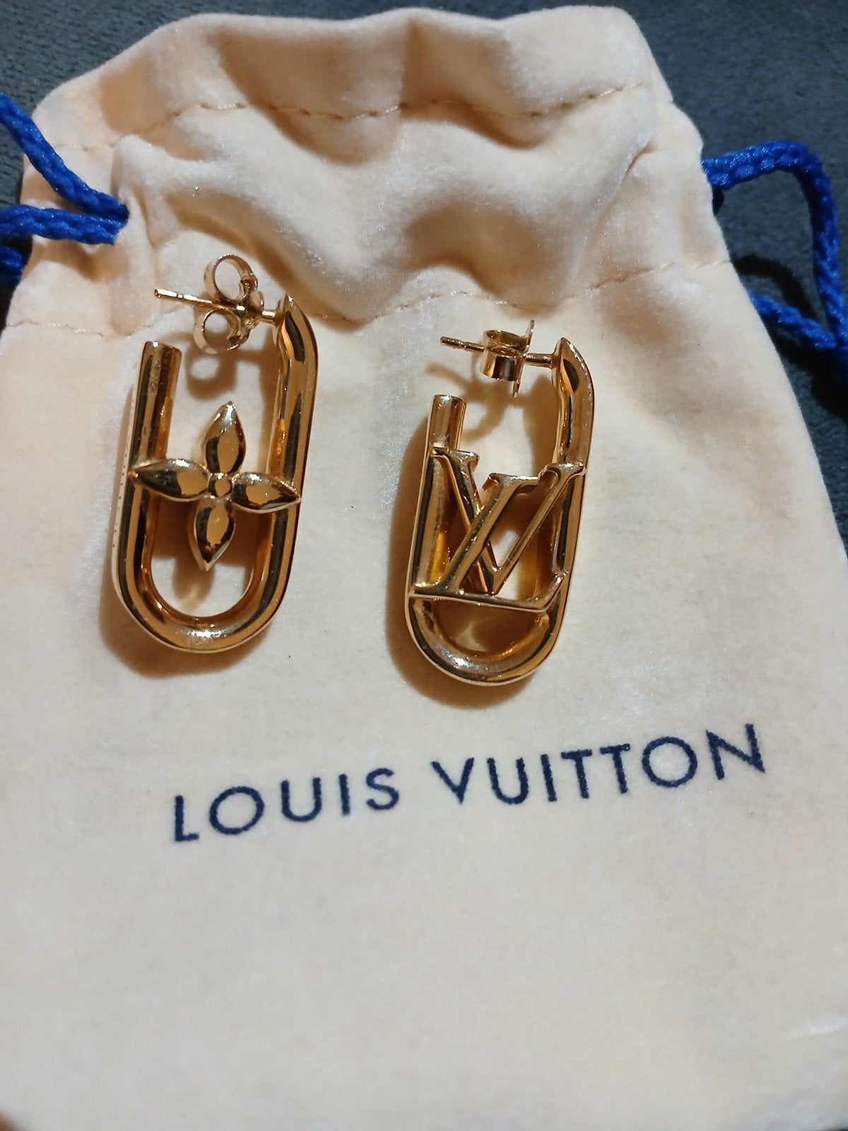Louis Vuitton Oorbellen - Elegante LV Initialen & Monogram, Overige materialen, Hangers, Ophalen of Verzenden, Zo goed als nieuw