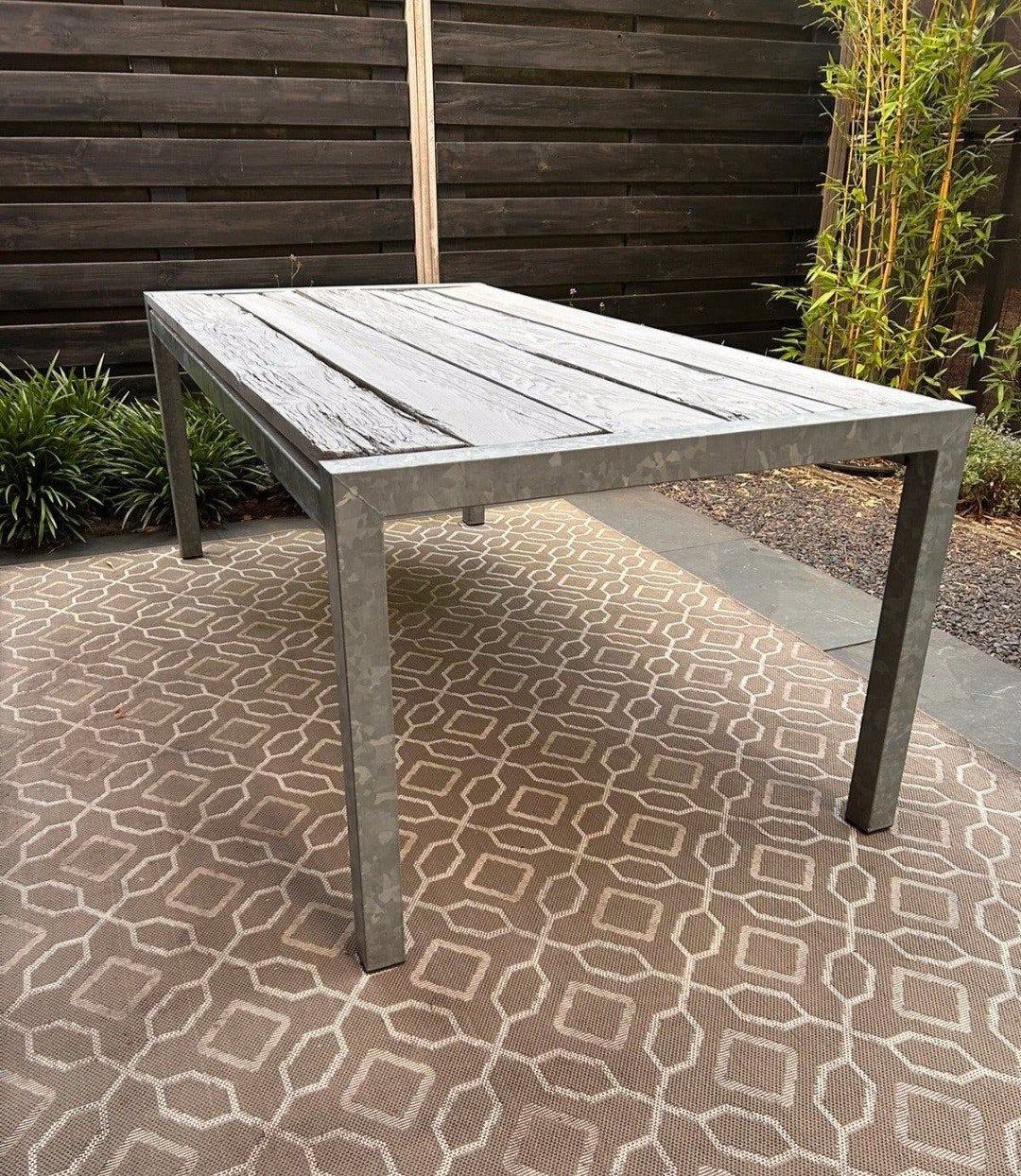 Foto 2 van Robuuste tuintafel met metalen frame en houten blad
