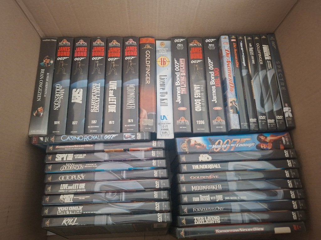 Doos vol James Bond VHS videobanden en DVD's, Cd's en Dvd's, Nederlands ondertiteld, Engels, Alle leeftijden, Overige genres