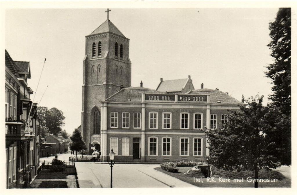 Tiel, R.K. Kerk met Gymnasium - ongelopen, Ophalen of Verzenden, 1940 tot 1960, Ongelopen, Gelderland