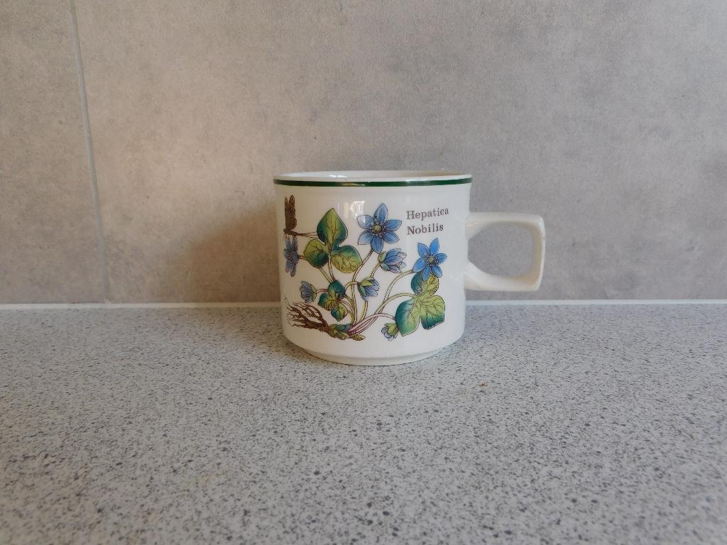 Mok 8x7,5 cm. Hapatica Noblis Florabunda Wedgwood, Huis en Inrichting, Keuken | Servies, Ophalen of Verzenden, Zo goed als nieuw