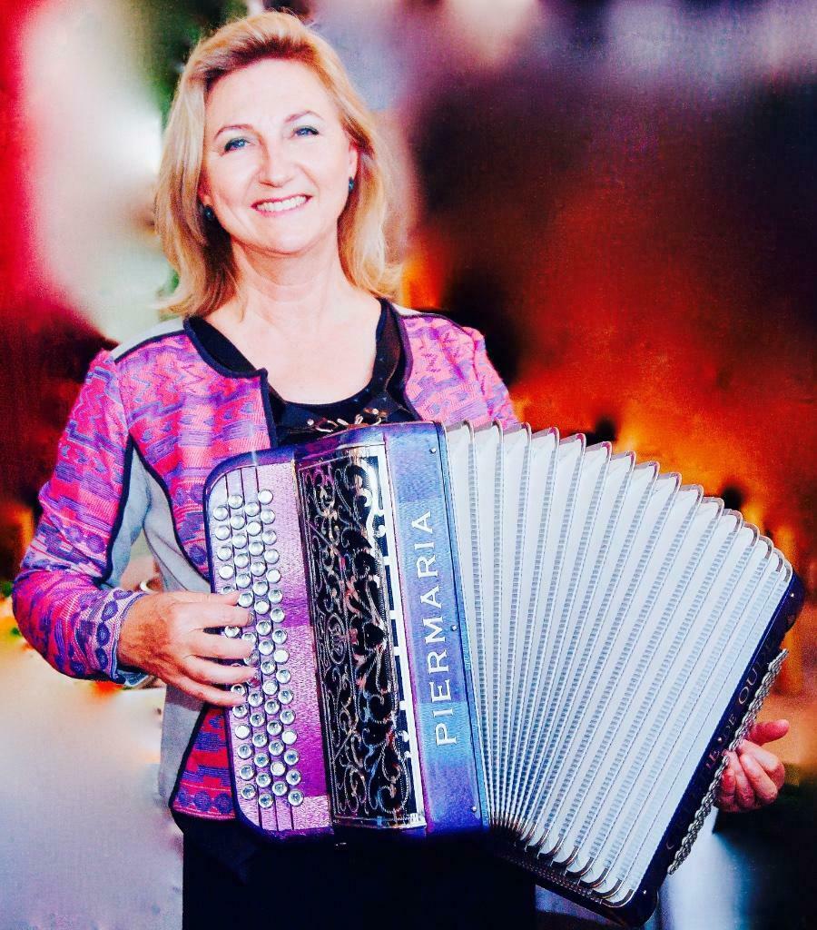 Accordeonist Greetje speelt Feestelijke Muziek!, Solo-artiest