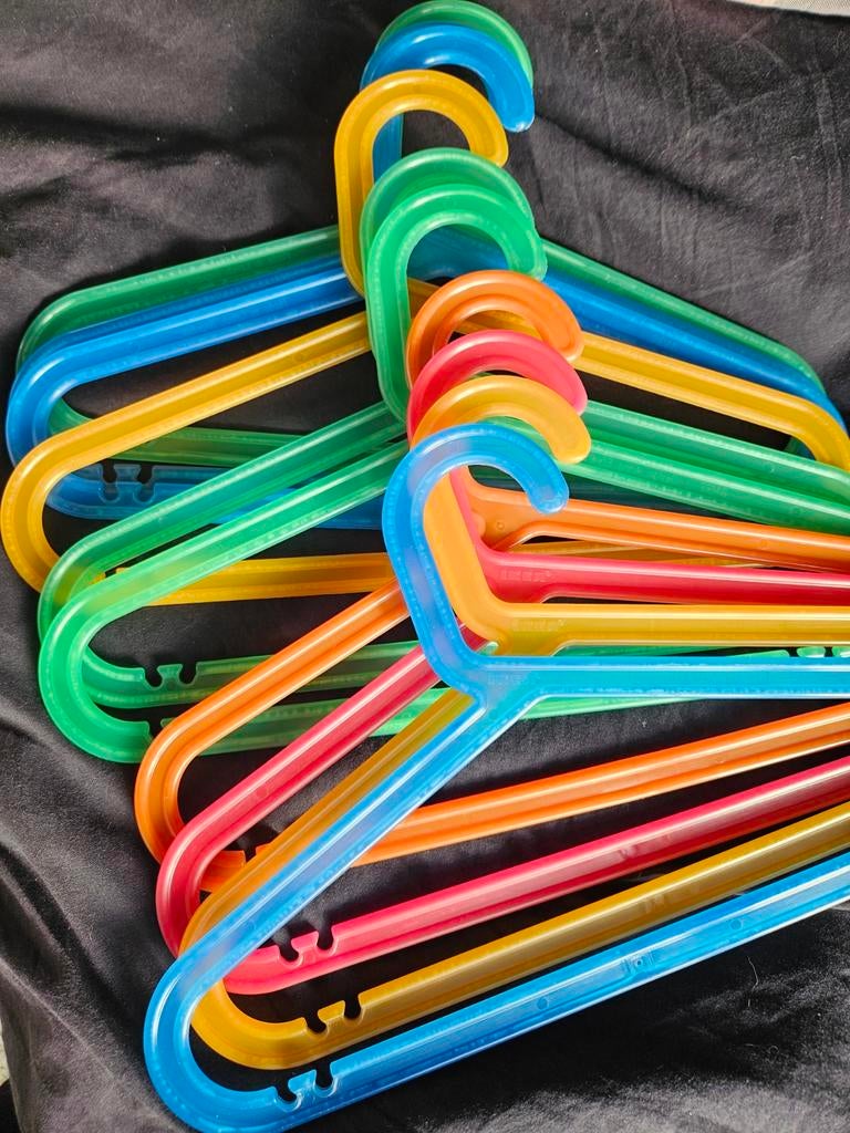 Kleurrijke plastic kledinghangers ikea, Ophalen, Zo goed als nieuw
