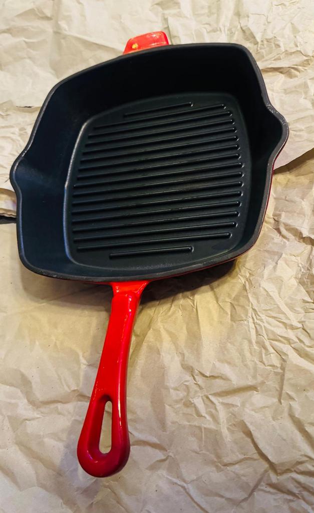 Vierkante gietijzeren grillpan – kersenrood, Huis en Inrichting, Keuken | Potten en Pannen, Gietijzer, Ophalen of Verzenden, Zo goed als nieuw