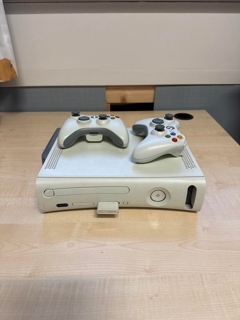 Xbox 360 met 2 Controllers, Gebruikt, Overige genres, 2 spelers, Eén computer