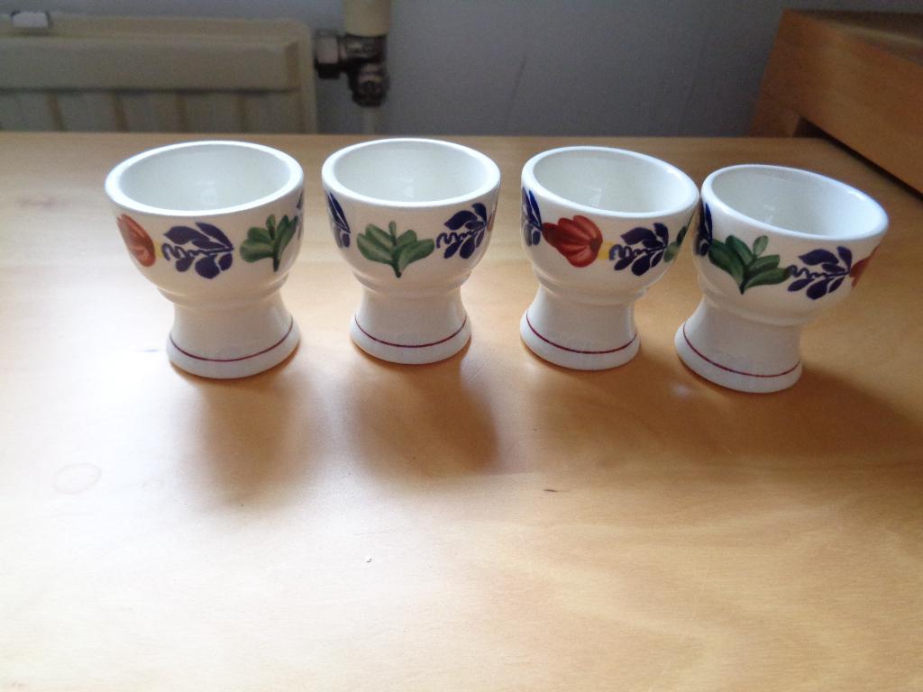 4 Boerenbont eierdopjes, Gebruikt, Overige typen, Ophalen of Verzenden, Aardewerk