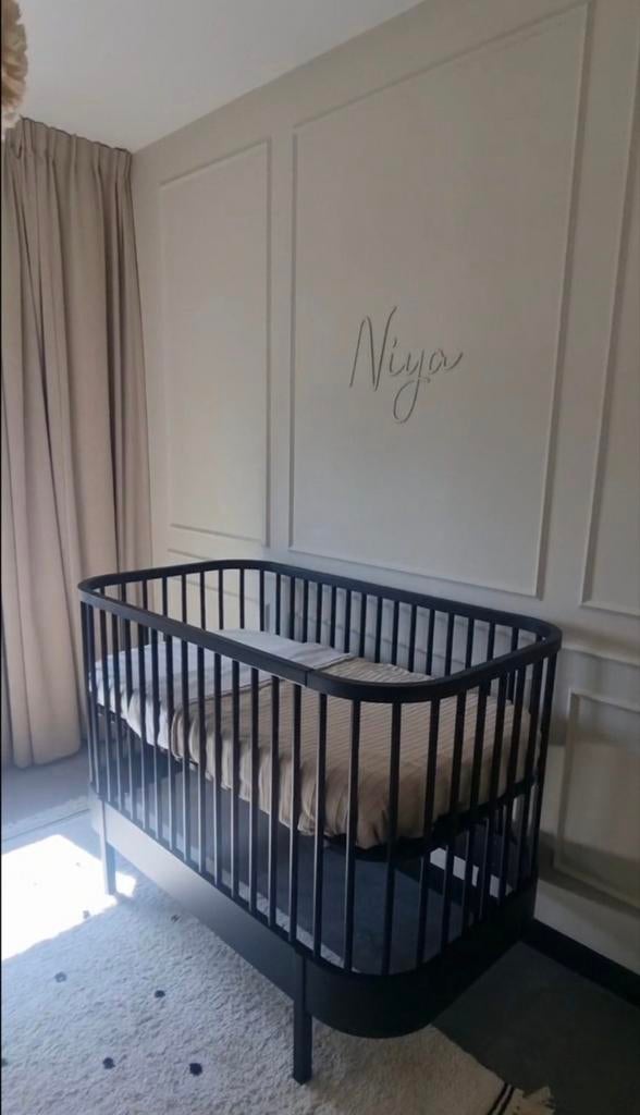 Kidsmill Grow Ledikant Zwart + Matras (Zo Goed Als Nieuw), Kinderen en Baby's, Babywiegjes en Ledikanten, Ophalen of Verzenden
