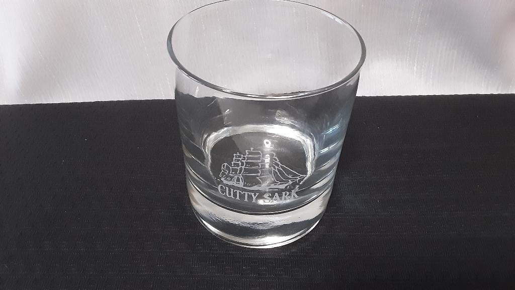 CUTTY SARK whisky glas, gegraveerde logo, Ophalen of Verzenden, Zo goed als nieuw, Borrel- of Shotglas