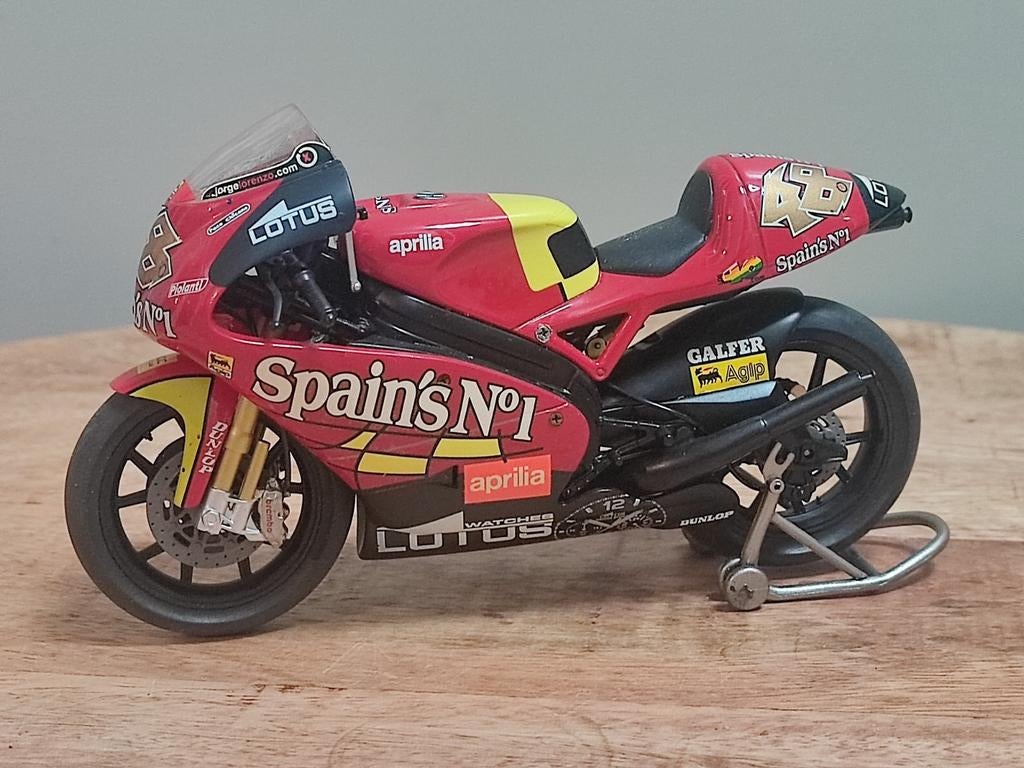 Aprilia RSW250 - Jorge Lorenzo - Grand Prix 250cc in 2006, Ophalen of Verzenden, Zo goed als nieuw, 1:9 t/m 1:12, Motor