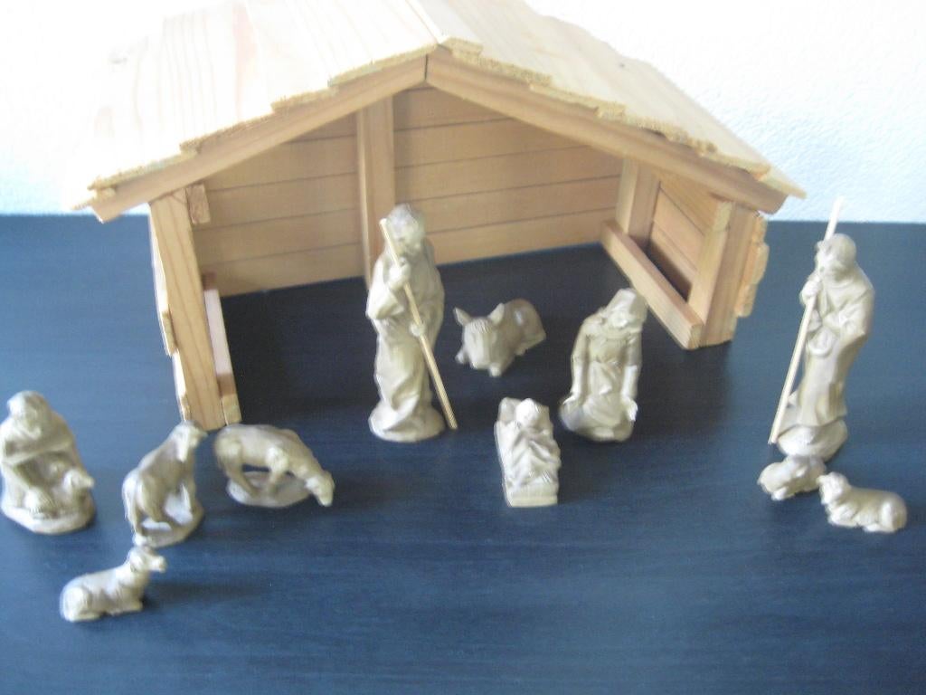 Kerstgroep met stal + 46 waxinelichten + streng + kerkje etc, Diversen, Ophalen of Verzenden, Zo goed als nieuw