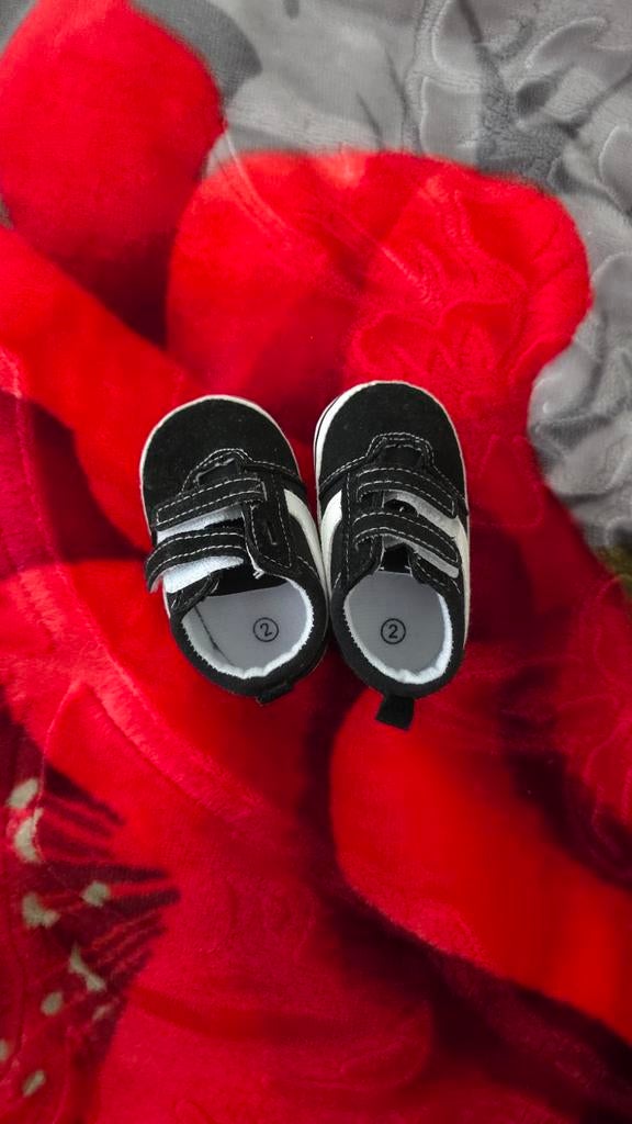 Zwarte babysneakers met klittenband - Maat 2, Kinderen en Baby's, Babykleding | Schoentjes en Sokjes, Schoentjes, Ophalen of Verzenden