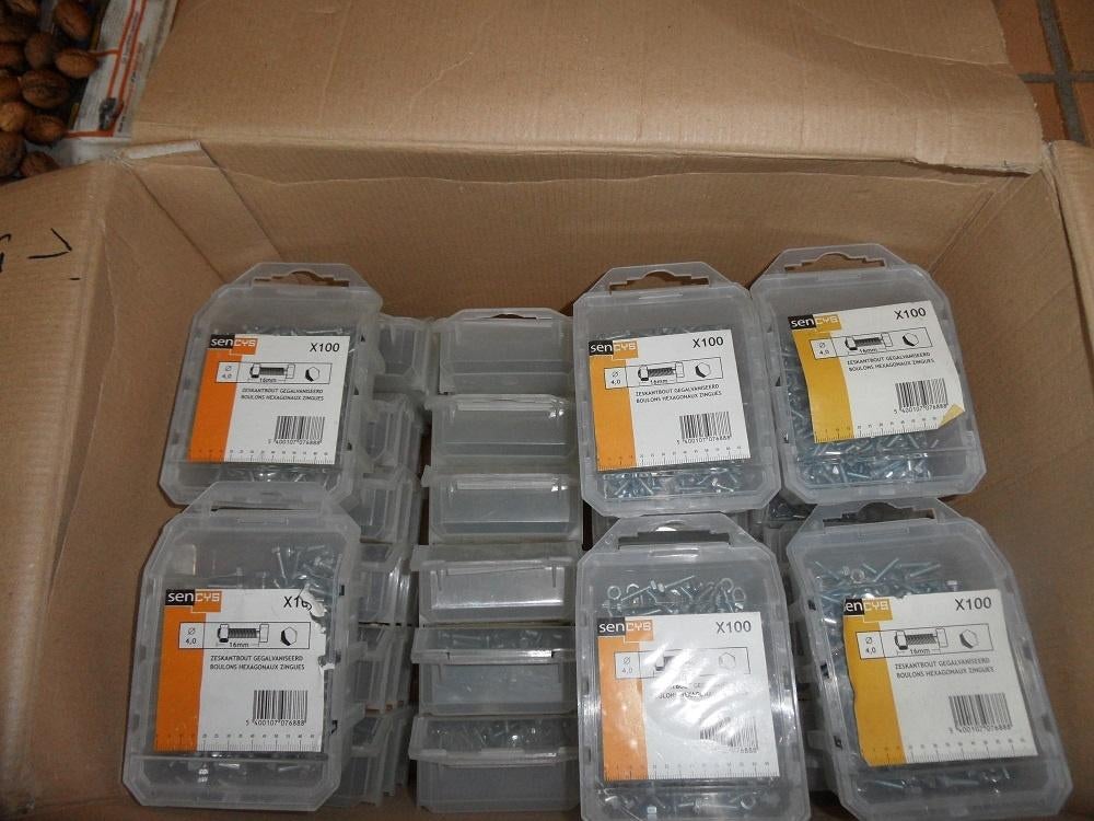 Boutjes m 4 x 25  en  Boutjes  m 4 x 16  met moeren, Ophalen of Verzenden, Nieuw, Minder dan 50 mm, Bouten of Moeren