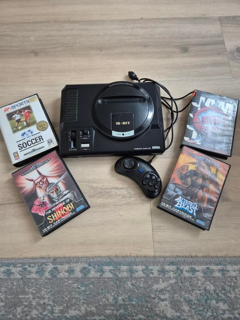 Sega 16-bit mega drive (inc controller en kabels), Spelcomputers en Games, Spelcomputers | Sega, Ophalen of Verzenden, Gebruikt