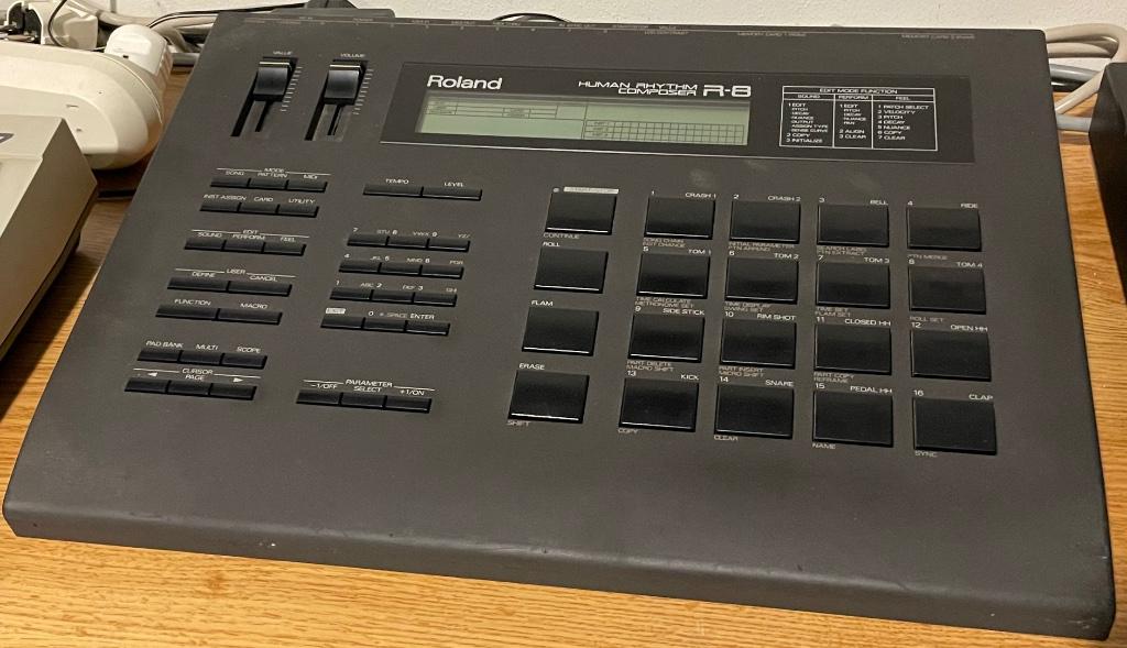 Roland R8 + R8m + 10 cards Beste drumcomputer ever!, Ophalen of Verzenden, Gebruikt, Audio