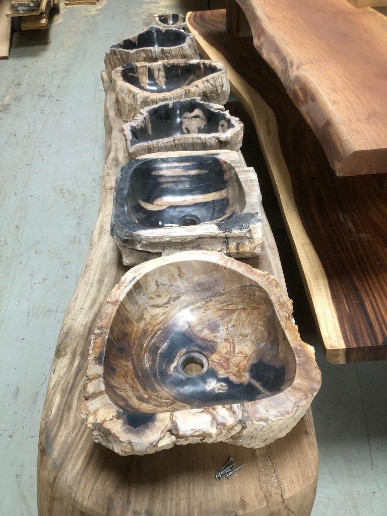 Versteend hout waskommen wasbakken wastafels riverstone