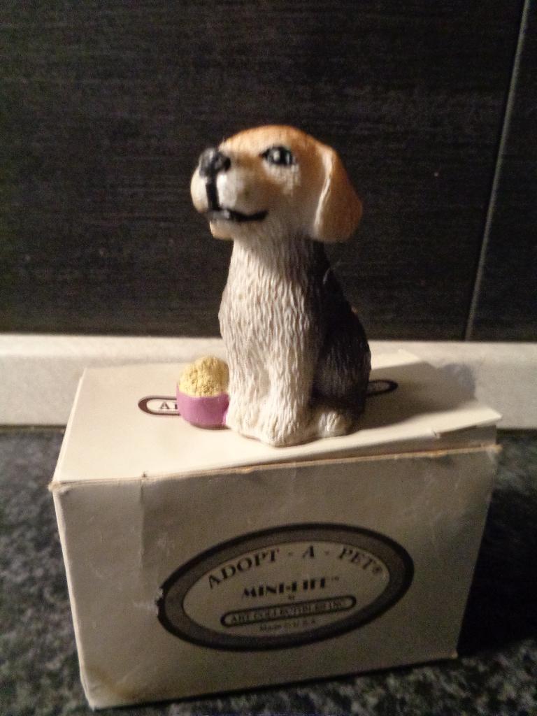 beagle in doos, Verzamelen, Ophalen of Verzenden, Nieuw, Hond of Kat, Beeldje of Figuurtje