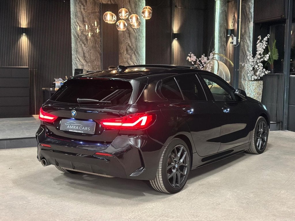 BMW 1-serie 118i M pakket|PANO|SFEERVERLICHTING|BOMVOL!, Auto's, 136 pk, Gebruikt, Zwart, Leder
