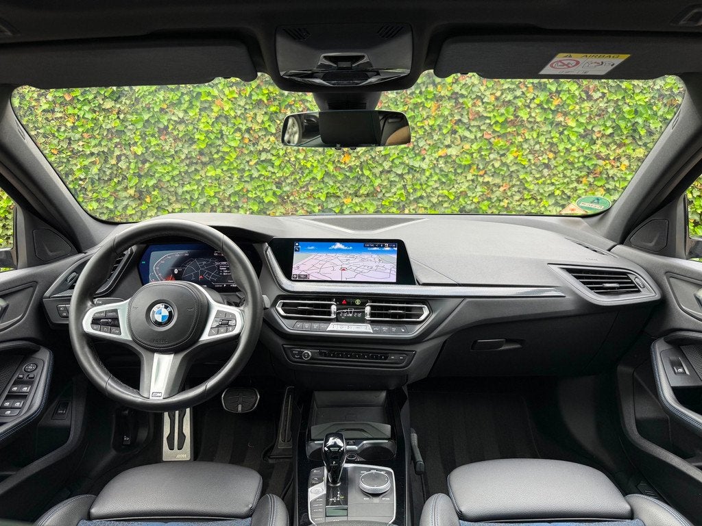 BMW 1-serie 118i M Pakket | NAP | Pano | Ambient | Camera |, Auto's, BMW, 136 pk, Gebruikt, Leder en Stof, Zwart